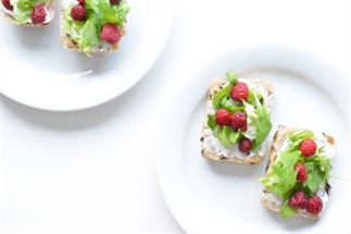 Rozijnenbrood met geitenkaas en frambozen