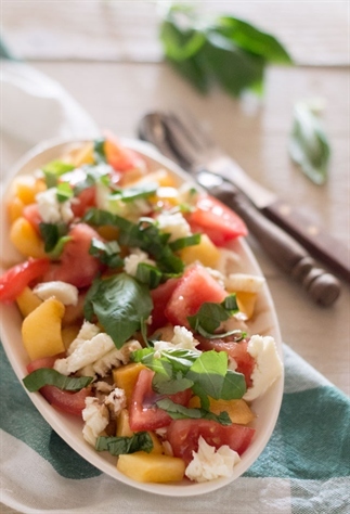 Salade met perzik, tomaat en mozzarella