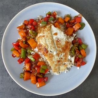 Scholfilet met zoet/zure saus en groente