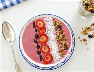 Smoothiebowl met zomerfruit en kokos!