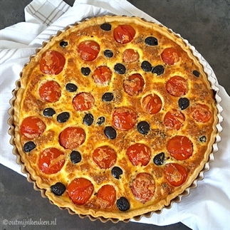 Vegetarische quiche met tomaten en olijven