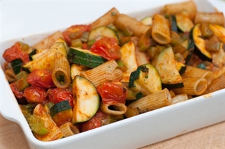 Warme pastasalade met cherrytomaten en courgette