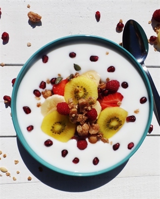 Zelfgemaakte granola met yoghurt en vers fruit