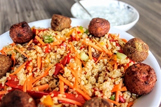 Zomerse bulgur falafelsalade