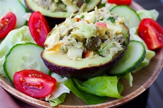 Avocado-makreel salade met appel en augurk