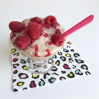 Banana cheezecake soft serve met frambozensaus