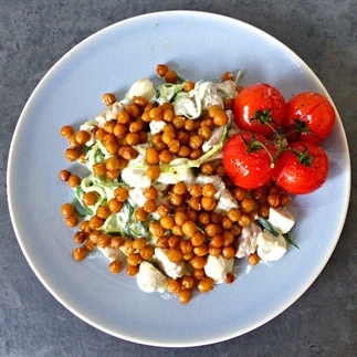 Courgetti met kip en krokante kikkererwten