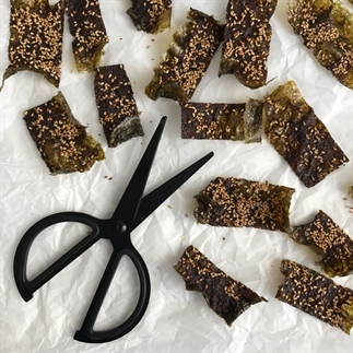 Crispy nori sesam chips