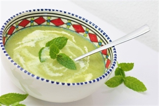 Frisse courgettesoep met munt