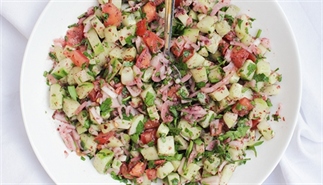 Friszure salade met munt en sumak