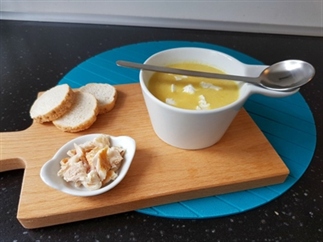 Gele courgettesoep met forel en geitenkaas