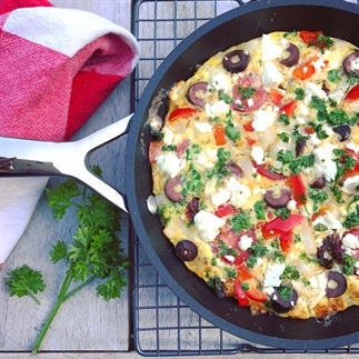 Griekse Frittata: omelet met feta, tomaat olijven