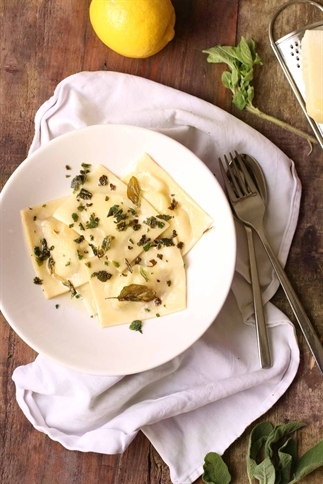 Homemade ravioli met ricotta en citroen