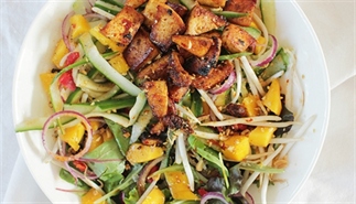 Knapperige tofu raw salad