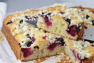 Kruimelplaatcake met bramen & zwarte bessen