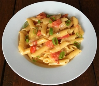 Pasta in een gorgonzolaroomsaus met tomaat