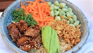 Poké bowl – Zoethete kipstuckjes en zure wortels