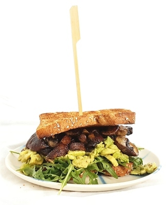 Portebello toast met avocado spread