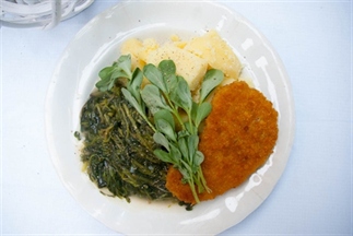 Postelein met gekookte aardappels en kipschnitzel