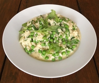 Risotto met rucola en tuinerwtjes voor 1