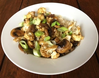 Roerbak van bloemkool en champignons voor 1