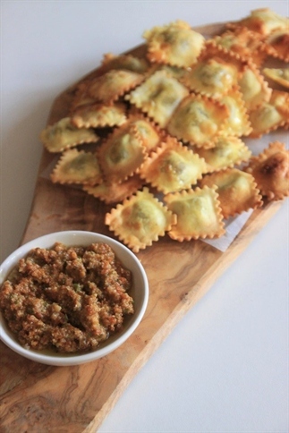 Snacken met ravioli uit de airfryer en tomatendip