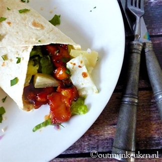 Wraps met kip en ananas in barbecue saus