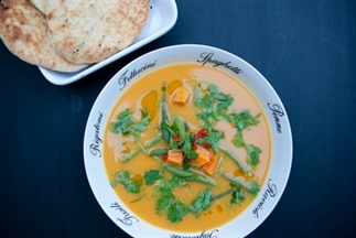 Zoete aardappelsoep met haricot verts en harissa