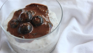 Blauwe bessen in chocolade chiapudding