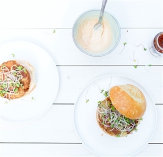 Guilt free Vega burger met harissa mayonaise