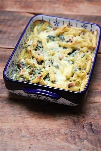 Pasta ovenschotel met spinazie en spekjes